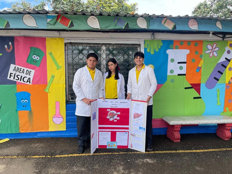 Estudiantes participan en feria científica